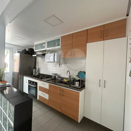 Casa à venda com 3 quartos, sendo 1 suíte, no condomínio Vila das Cores, São Paulo - SP