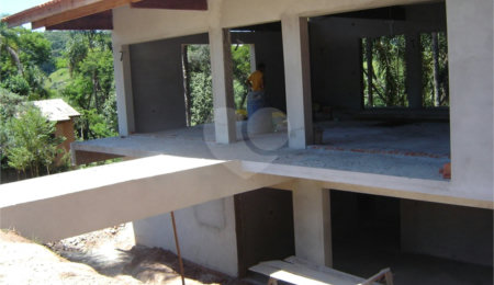 Casa à venda com 3 quartos, sendo 4 suítes,  no condomínio Sausalito, Mairiporã - SP