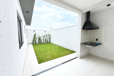 Casa à venda com 2 quartos, sendo 1 suíte, no condomínio Tivolli, Itapetininga - SP