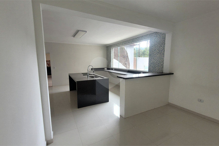 Casa à venda com 4 quartos, sendo 1 suíte, no condomínio Parque Suiça, Caieiras - SP