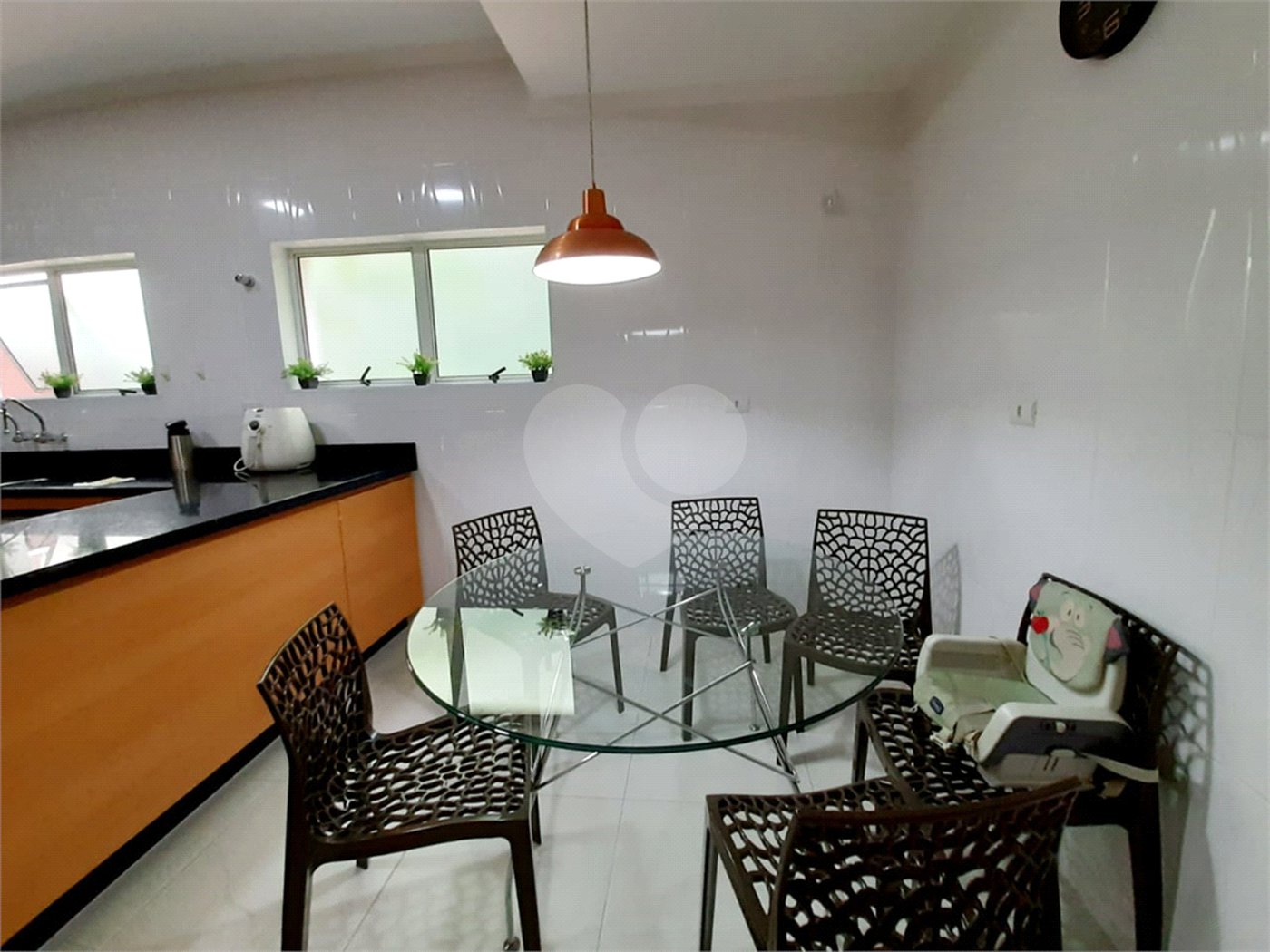 Sobrado à venda com 4 quartos, sendo 3 suítes, em Tremembé, São Paulo, SP