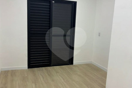 Casa à venda com 3 quartos, sendo 1 suíte, no condomínio Marselha IV, São Roque - SP