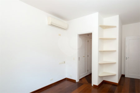 Sobrado à venda com 5 quartos, sendo 3 suítes, em Alto da Boa Vista, São Paulo, SP