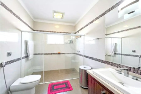 Casa à venda com 3 suítes no condomínio Portal do Lago, Valinhos - SP