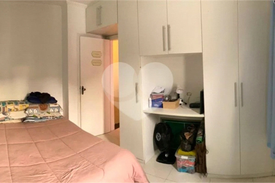 Casa à venda com 3 quartos, sendo 2 suítes, no condomínio Ibarra, São Paulo - SP
