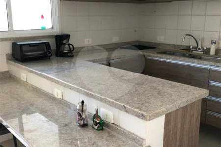Casa à venda com 9 quartos, sendo 8 suítes, no condomínio Village Elisabete, Rio de Janeiro - RJ