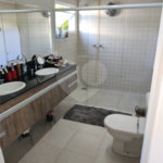 Casa à venda com 4 quartos, sendo 3 suítes, no condomínio Estância Marambaia, Vinhedo - SP