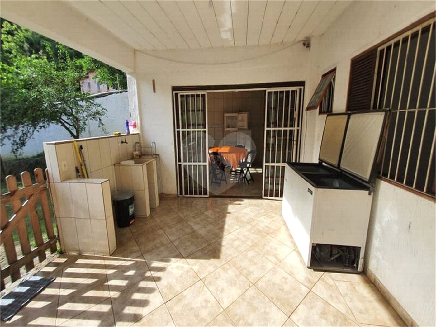 Casa à venda com 6 quartos, sendo 3 suítes, no condomínio Residencial Jardins de Mairiporã I, Mairiporã - SP