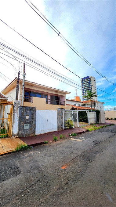 Sobrado à venda com 4 quartos, sendo 2 suítes, em Jardim Primavera, Araraquara, SP