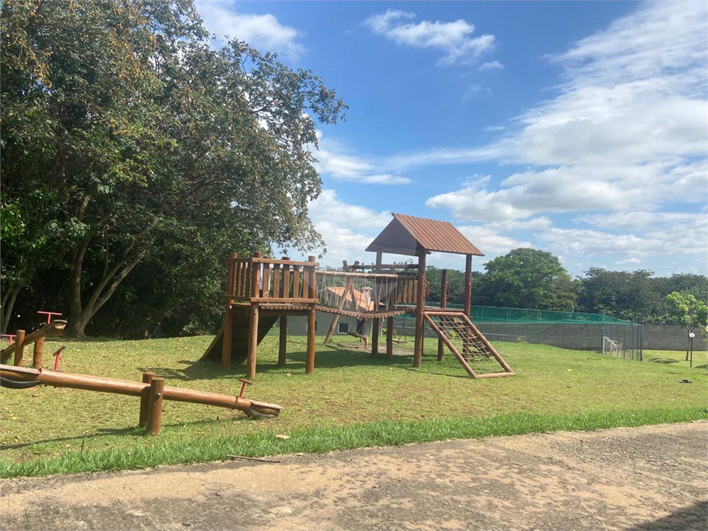 Casa à venda com 3 quartos, sendo 1 suíte, no condomínio Jardim Guarujá, Salto - SP
