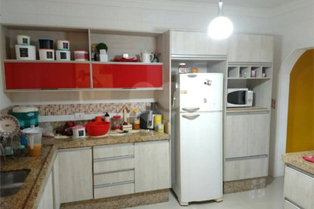 Sobrado à venda com 3 quartos, sendo 1 suíte,  em Jardim Santa Rita de Cássia, Suzano, SP