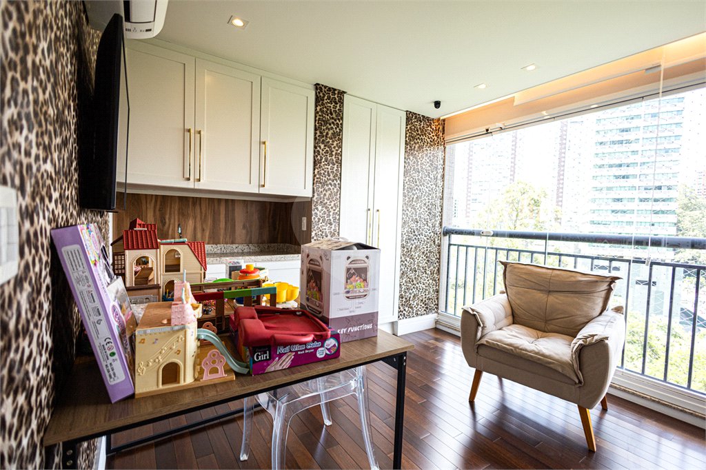 Apartamento à venda com 5 quartos, sendo 4 suítes,  em Parque Reboucas, São Paulo, SP
