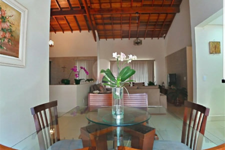 Casa à venda com 3 quartos, sendo 1 suíte, no condomínio Estância Marambaia, Vinhedo - SP