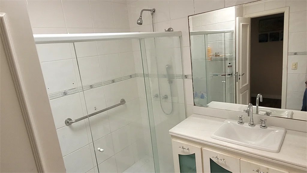 Sobrado à venda com 4 quartos, sendo 3 suítes, em Brooklin Paulista, São Paulo, SP