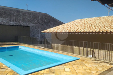 Casa à venda ou para alugar com 3 quartos, sendo 1 suíte, em Estação, São Roque, SP