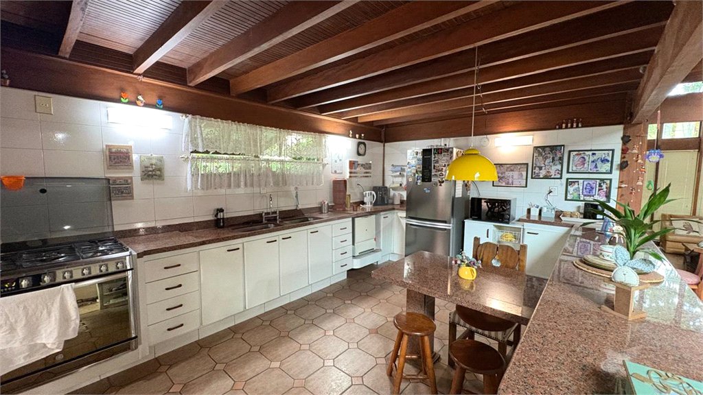 Casa à venda com 4 quartos, sendo 2 suítes,  no condomínio Vivendas do Lago, Sorocaba - SP