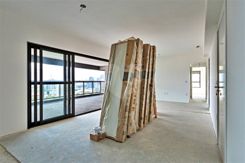 Apartamento à venda com 4 quartos, sendo 2 suítes,  em Jardim das Acácias, São Paulo, SP