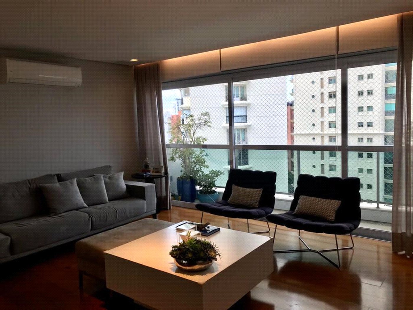 Apartamento à venda com 4 quartos, sendo 1 suíte, em Campo Belo, São Paulo, SP