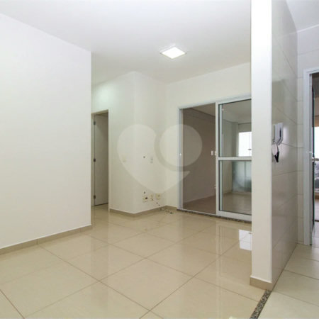 Apartamento com 02 dormitórios, sendo 1 suíte com 02 vagas de garagem