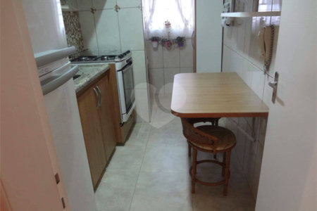 Apartamento no Condomínio Residencial Ipê I .