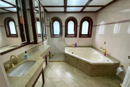 Casa à venda ou para alugar com 5 quartos, sendo 3 suítes,  em Fazenda Morumbi, São Paulo, SP