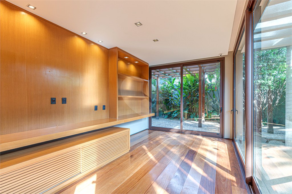 Casa à venda com 4 quartos, sendo 3 suítes, em Vila Nova Conceição, São Paulo, SP