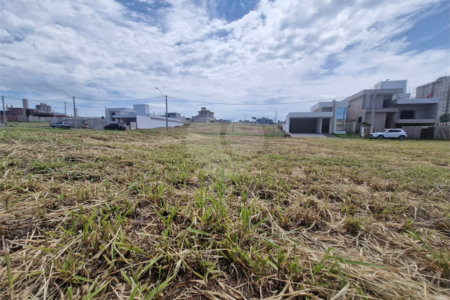 Terreno à Venda no Condomínio Monte das Araucárias