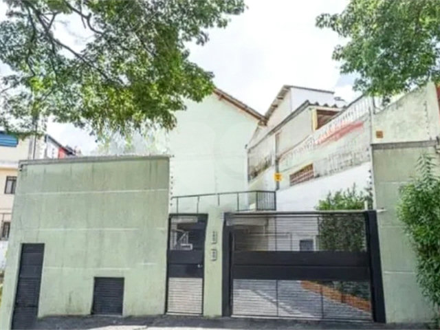 Casa à venda com 3 quartos, sendo 2 suítes,  no condomínio Residencial Erika, São Paulo - SP