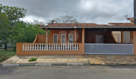 Casa para alugar com 3 quartos, sendo 1 suíte,  no condomínio Santa Mônica, Atibaia - SP