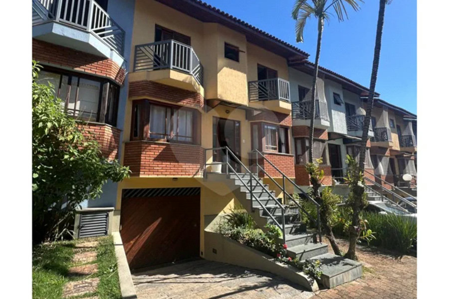 Casa à venda com 3 quartos, sendo 1 suíte, no condomínio Heráclito Graça, São Paulo - SP