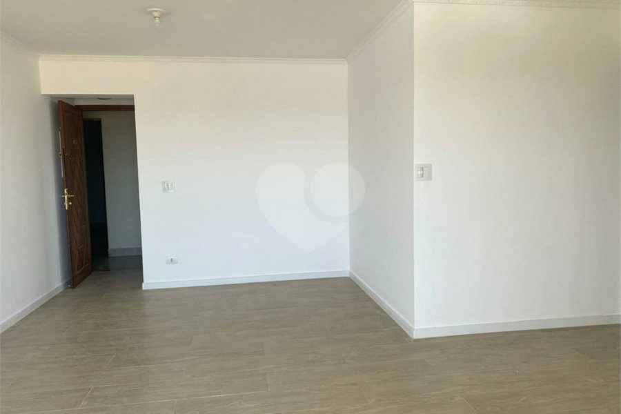 Apartamento possui 70 metros,1 vaga de garagem coberta.