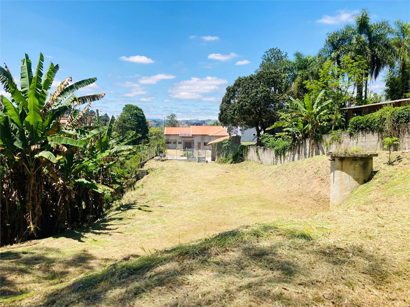 Casa à venda com 3 suítes no condomínio Lagoinha, Jacareí - SP