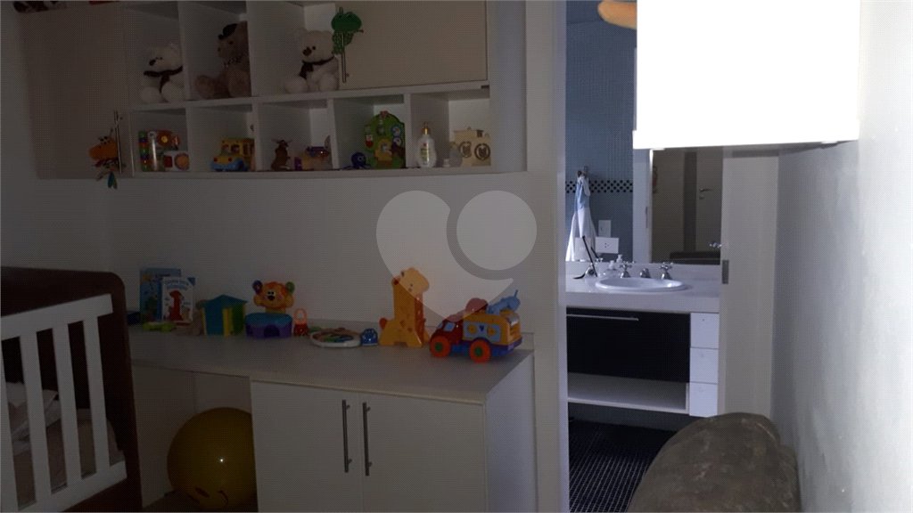 Casa à venda com 4 quartos, sendo 2 suítes, no condomínio Cond Residencial Villagio da Serra, São Paulo - SP