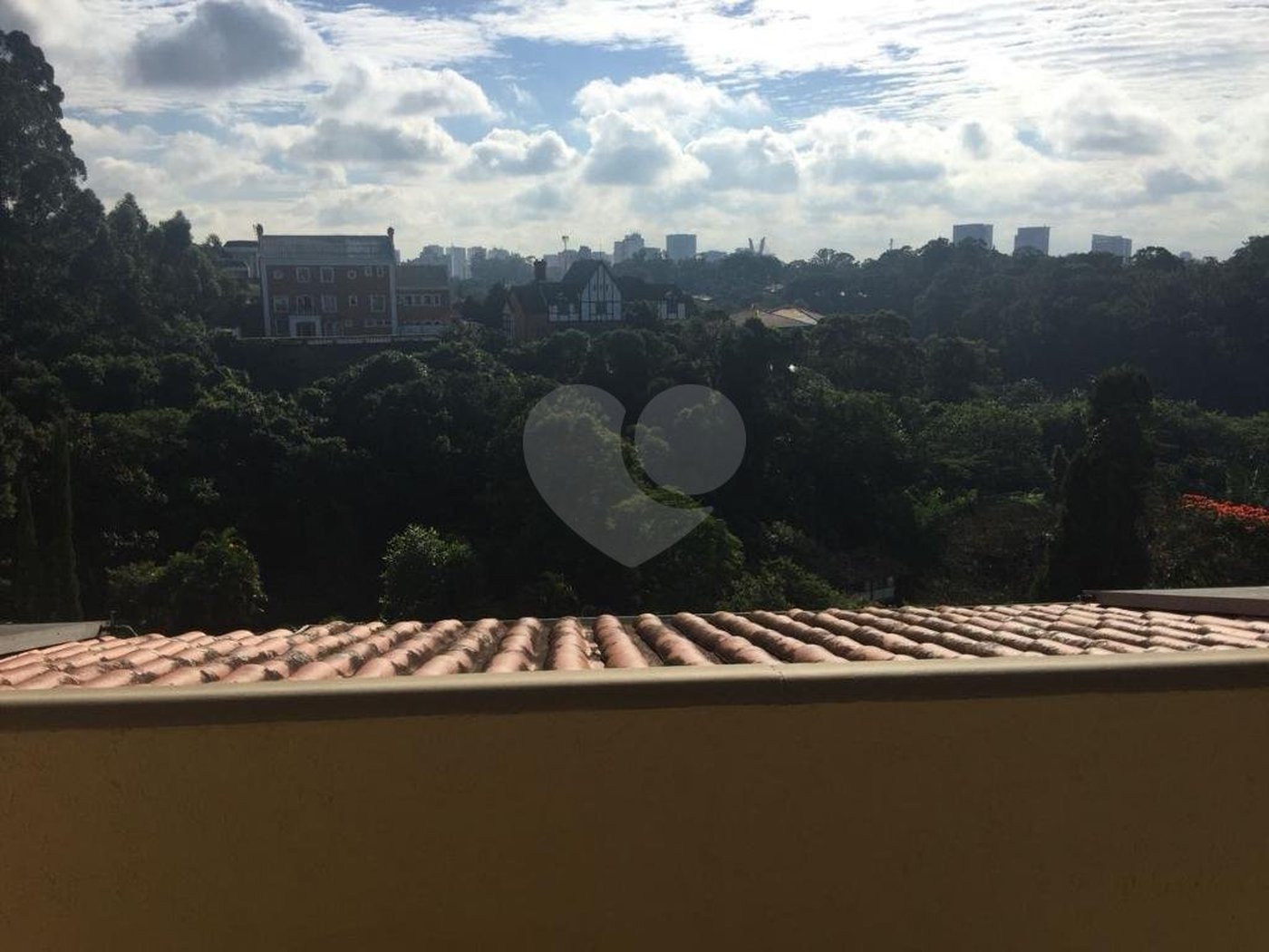 Casa à venda com 5 quartos, sendo 4 suítes, no condomínio Jardim Vitória Régia, São Paulo - SP