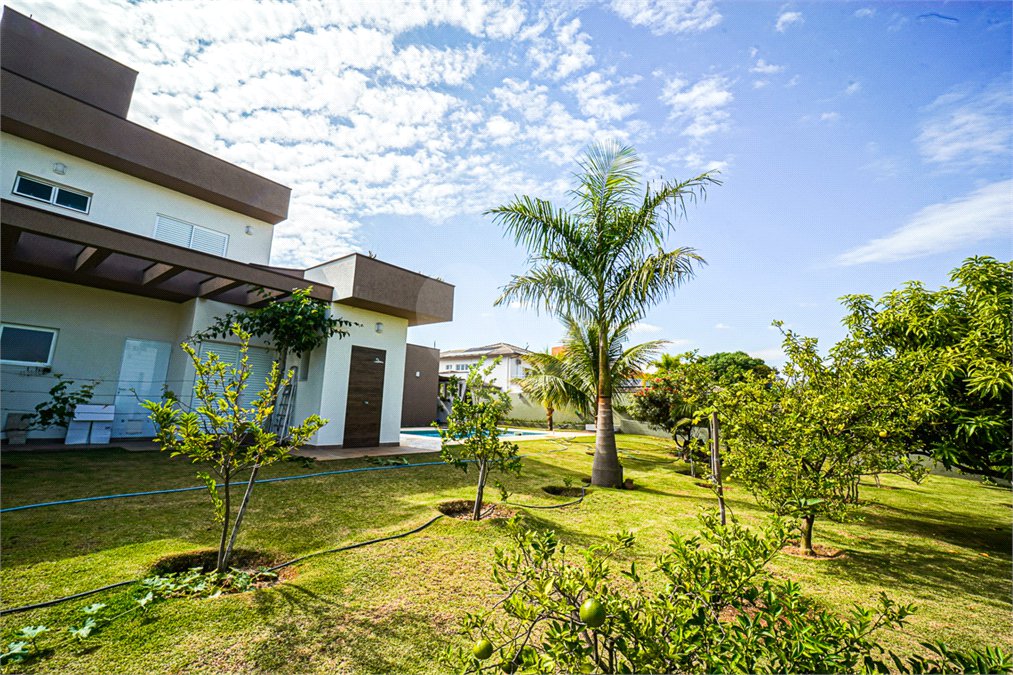 Casa à venda com 4 quartos, sendo 2 suítes, no condomínio Residencial Jardim Primavera, Louveira - SP