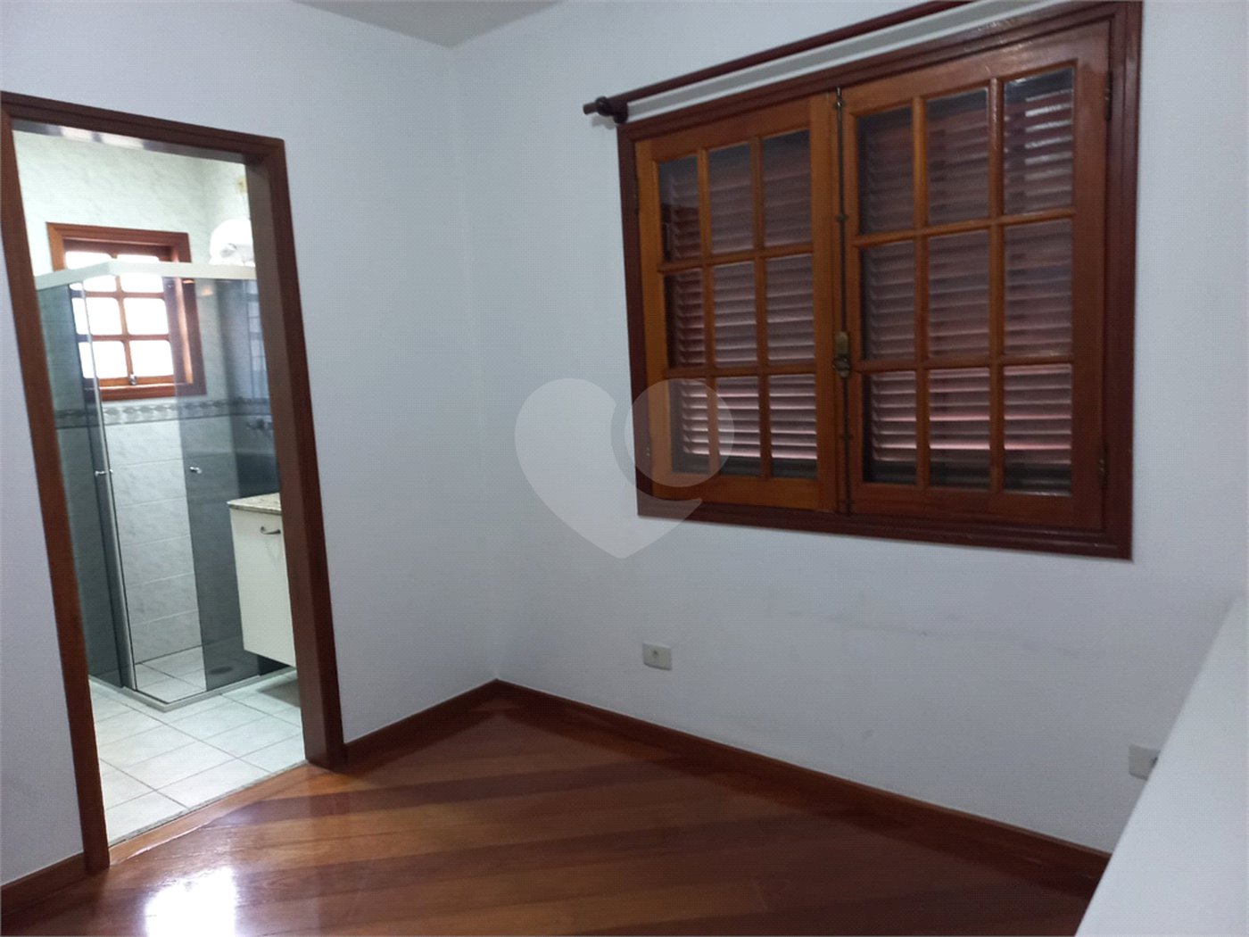 Sobrado à venda com 4 quartos, sendo 3 suítes, em Cidade São Francisco, São Paulo, SP