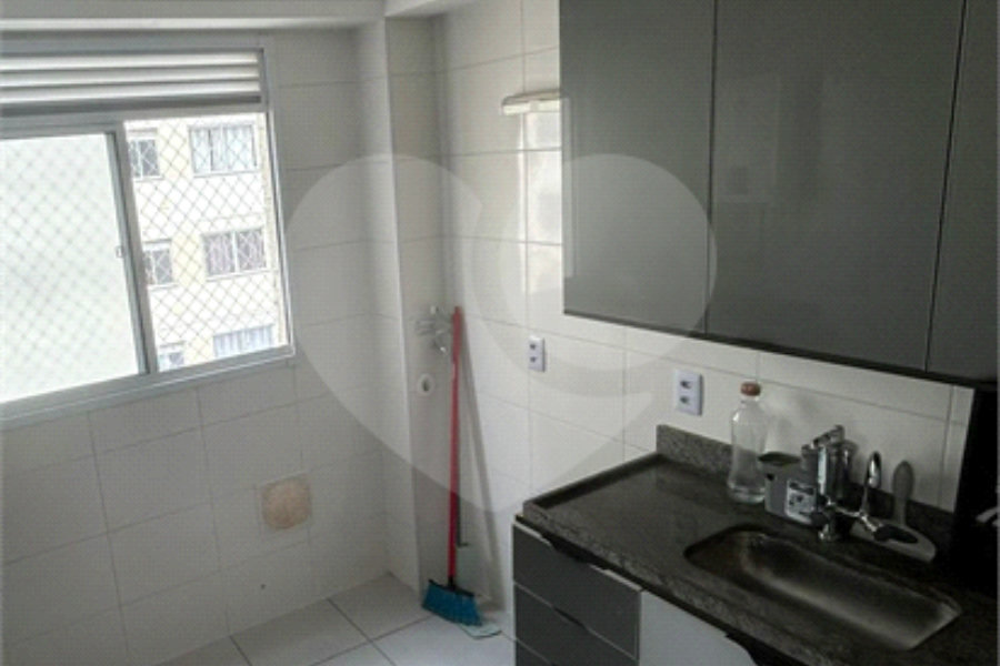 Apartamento de 44m² com vaga na garagem.