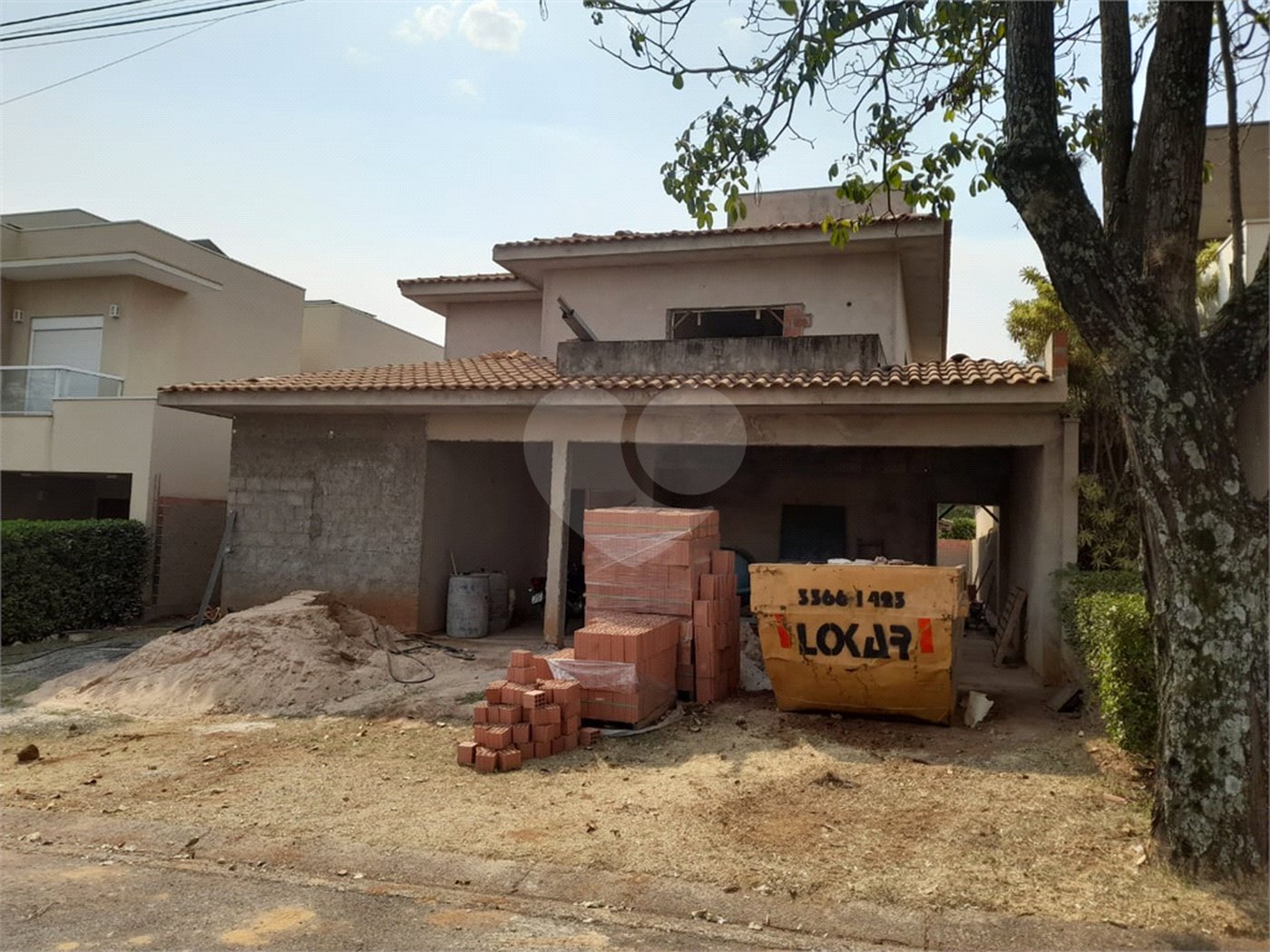 Casa em Construção com Área Gourmet e Piscina no Condomínio Damha II