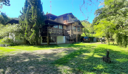 Sobrado à venda com 3 suítes em Serra da Cantareira, Mairiporã, SP