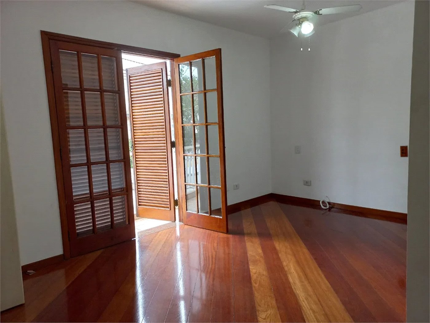 Sobrado à venda com 4 quartos, sendo 3 suítes,  em Cidade São Francisco, São Paulo, SP