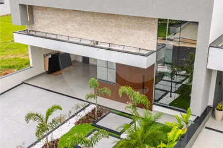 Casa Térrea – Condomínio Maria Cândida - 300 m² de terreno - 212 m² de área construída - 4 vagas de garagem, sendo 2 cobertas - Sala de jantar e estar integradas, com pé-direito duplo e cortina - 3 suítes com ar-condicionado, sendo 1 master com closet – planejado – Roupeiro – Escritório - Cozinha