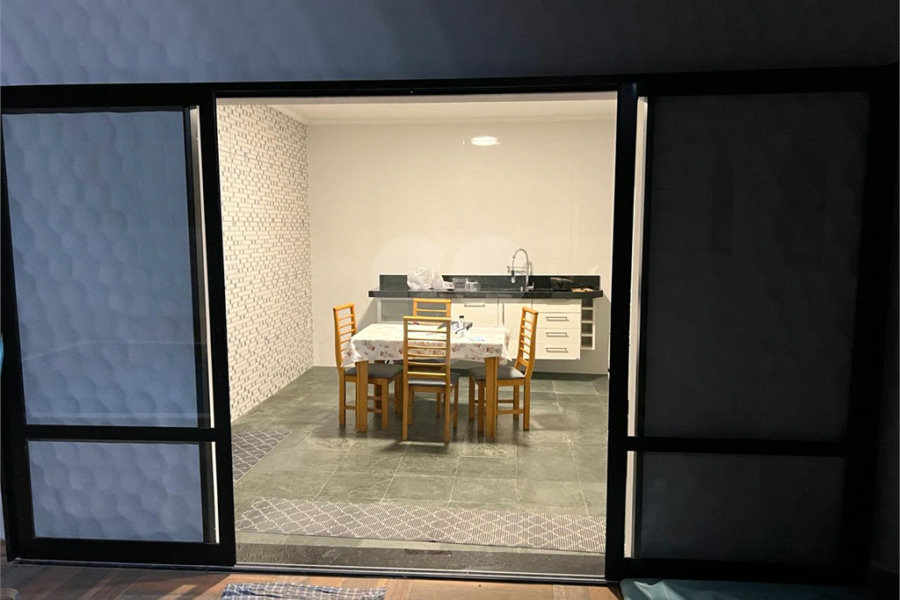 Casa à venda com 4 quartos, sendo 2 suítes,  no Centro, Serra Negra, SP