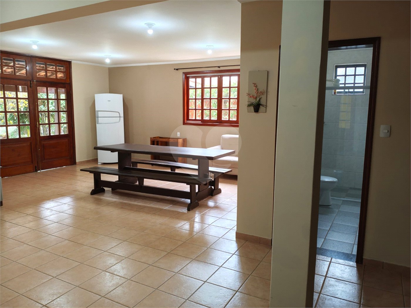 Casa à venda com 4 quartos, sendo 2 suítes,  em Country Residencial Felix, Bom Jesus dos Perdões, SP