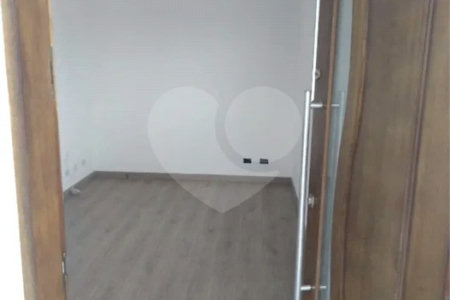Sobrado à venda com 3 quartos em Jardim Estela Mari, Cotia, SP