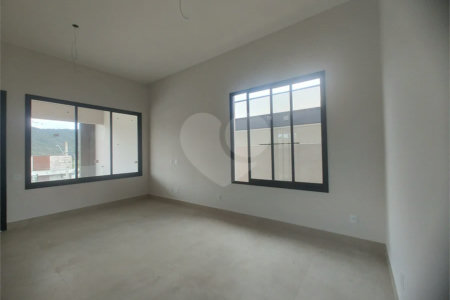 Casa exclusiva em Atibaia de alto padrão com 3 suítes, piscina, espaço gourmet, condomínio fechado, aceita financiamento