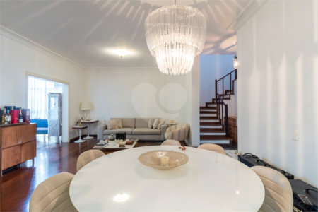 Casa à venda com 4 quartos, sendo 2 suítes,  no condomínio Vila das Flores, São Paulo - SP