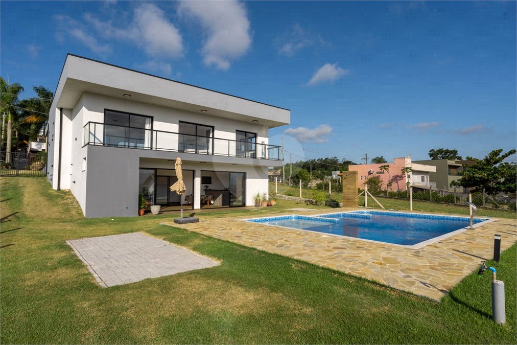 Casa à venda com 4 quartos, sendo 1 suíte, no condomínio Residencial Pinheiros do Lago, Alambari - SP