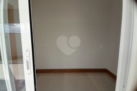 Belíssima Casa à Venda no Condomínio Damha IV