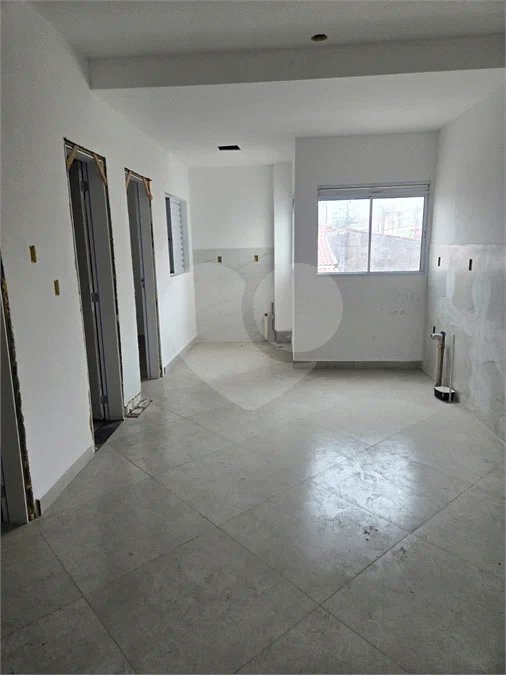 Apartamento com 48m², distribuídos em 2 dormitórios, sala, cozinha e 1 banheiro.