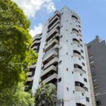 Cobertura com 04 Dormitórios, sendo 04 suítes com 05 vagas de garagem